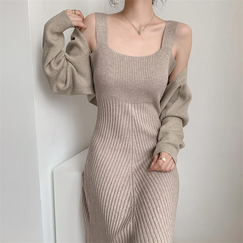 Ensemble élégant  robe à bretelles et cardigan tricoté