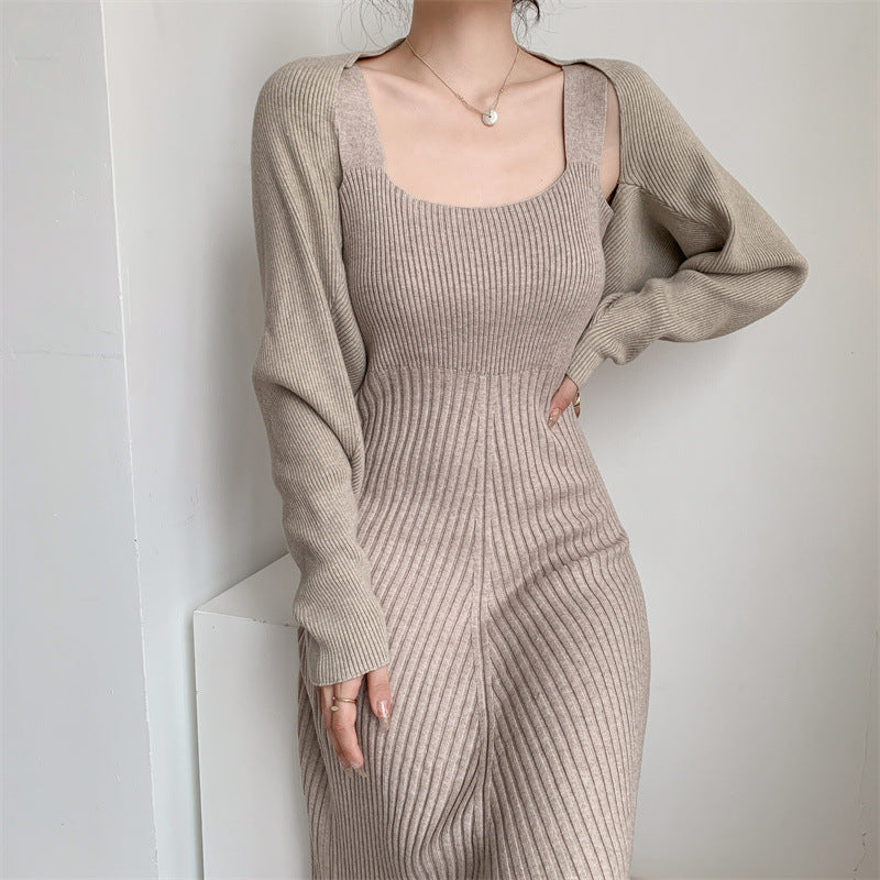 Ensemble élégant  robe à bretelles et cardigan tricoté