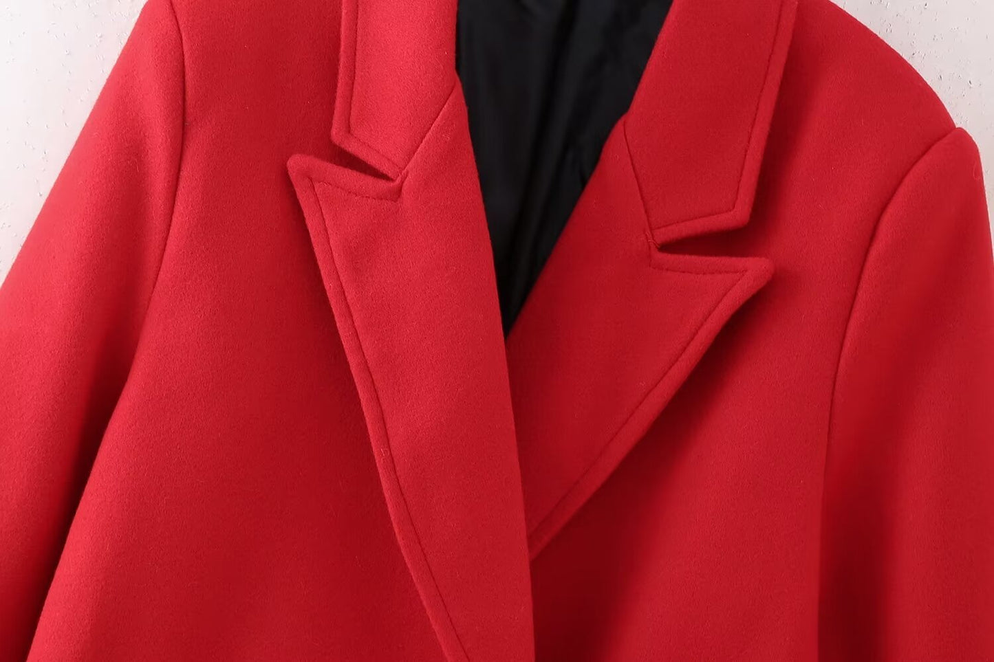 Manteau long rouge à double boutonnage